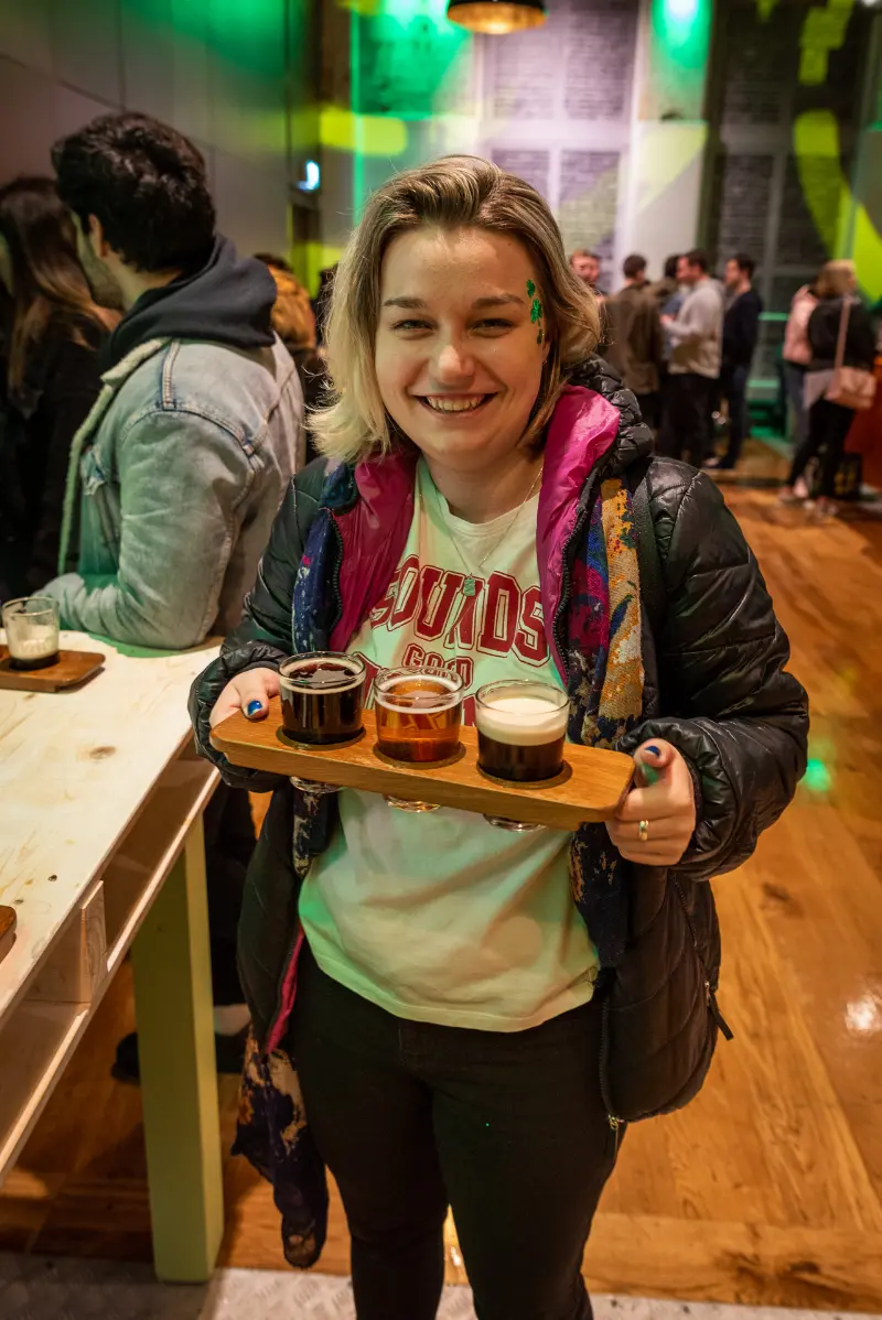 Andrejka ochutnává pivo