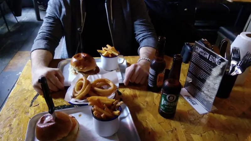 Burgery a cibulové kroužky