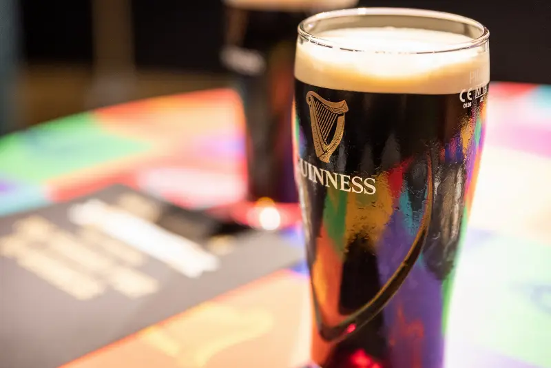 Dublin: knihovna a pivo v Guinness Storehouse