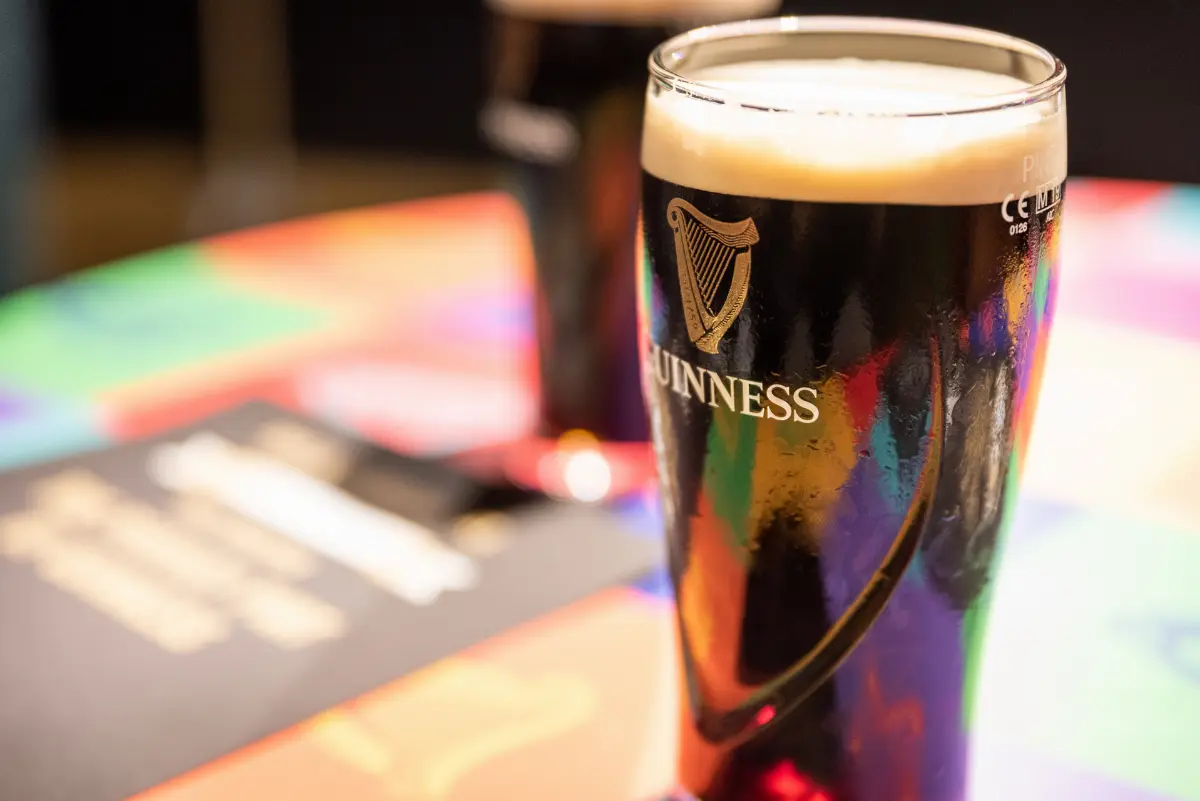 Dublin: knihovna a pivo v Guinness Storehouse