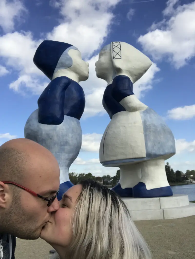 #kissingcoupleamsterdam