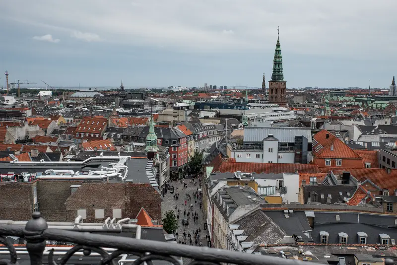 Výhled na město z vrcholu kulaté věže
