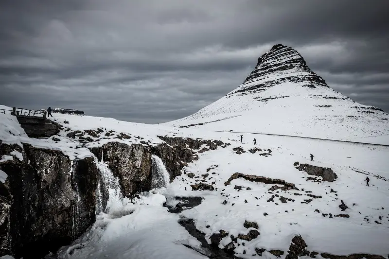 Zasněžený Kirkjufell s vodopádem