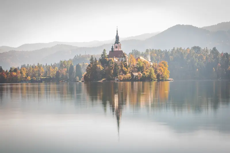 Známý kostel na jezeře Bled na severu Slovinska