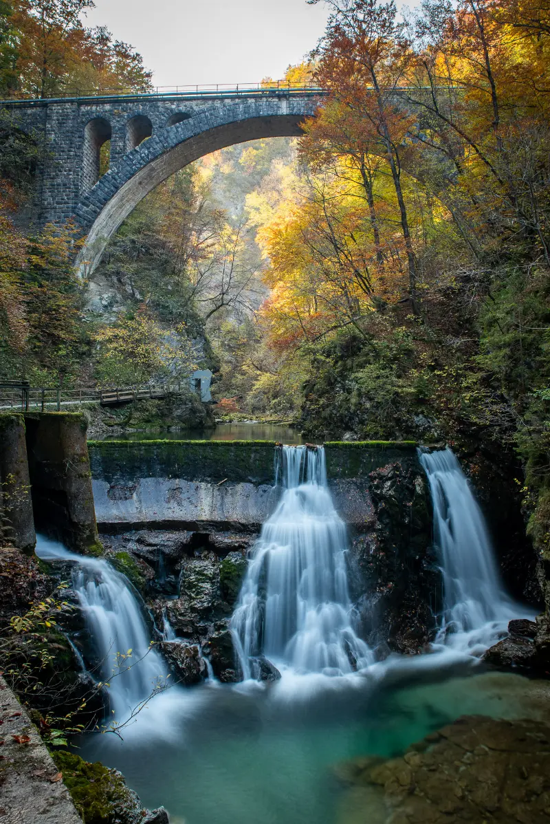 Železniční kamenný most a bývalá přehrada